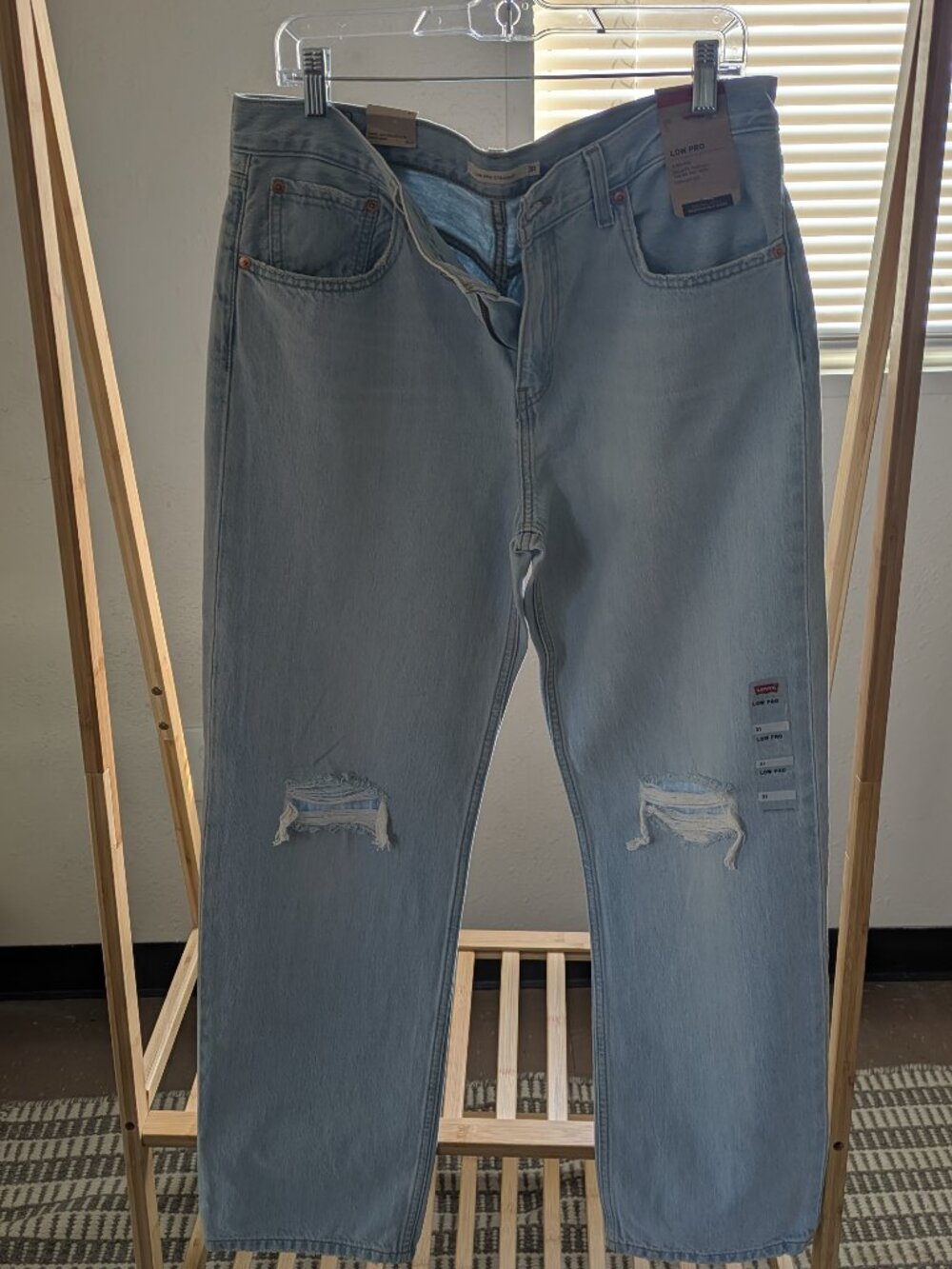 NWT Levi’s Low Pro Straight Jeans – Size 31